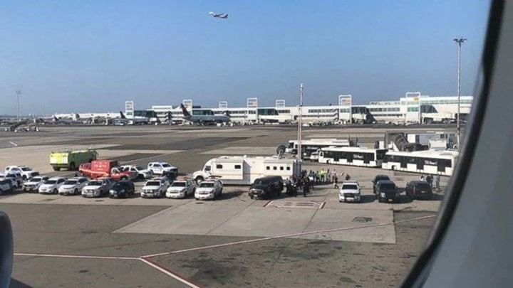 Συναγερμός στο αεροδρόμιο JFK – Σε καραντίνα αεροπλάνο της Emirates – Αρρώστησαν μυστηριωδώς 100 επιβάτες (εικόνες)